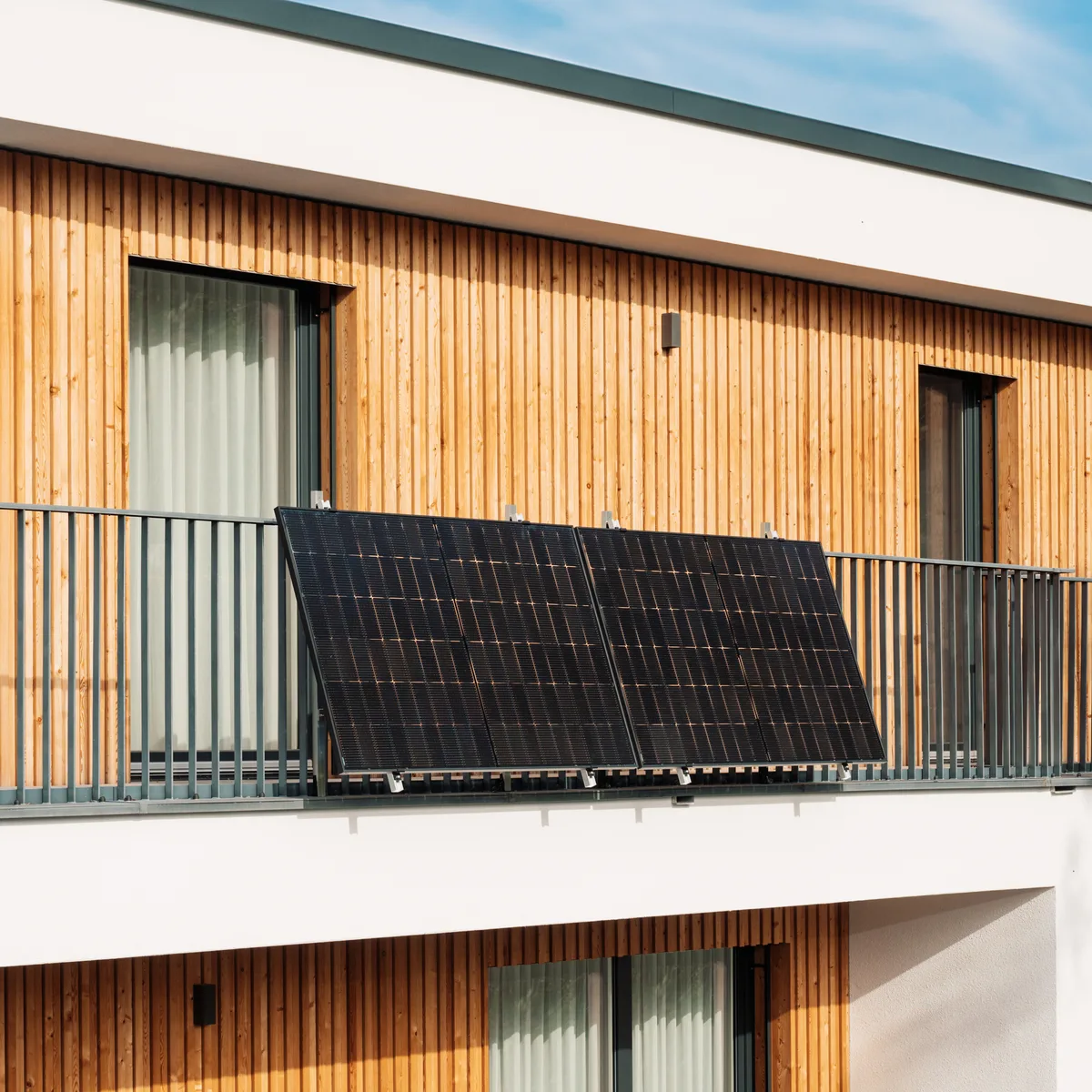 Priwatt priBalcony Duo balcony solar system mounted on railing